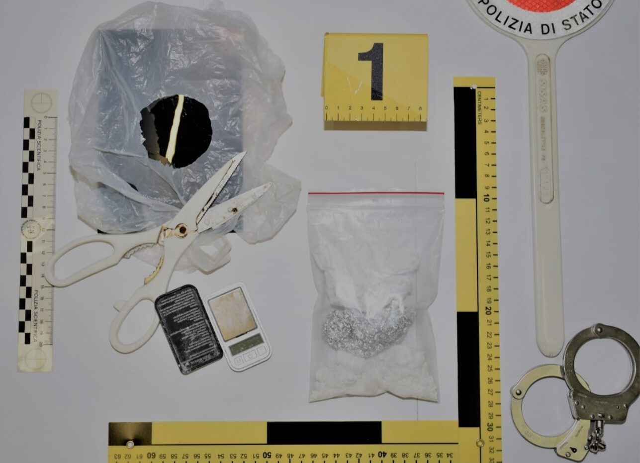 Cocaina, bilancino e sacchetto per confezionare le dosi: arrestato un uomo a Castellammare del Golfo
