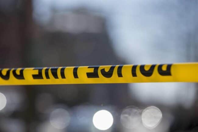 Trova una pistola in casa e spara: bimba di 3 anni uccide la sorellina di 4