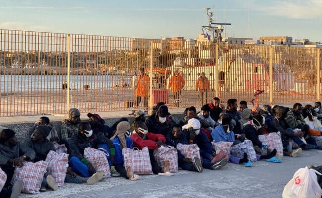 Altri 435 migranti sbarcati durante la notte: visita a Lampedusa del ministro Piantedosi