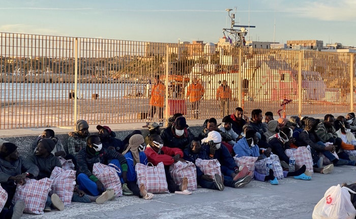 Lampedusa, al via i trasferimenti di migranti per svuotare hotspot