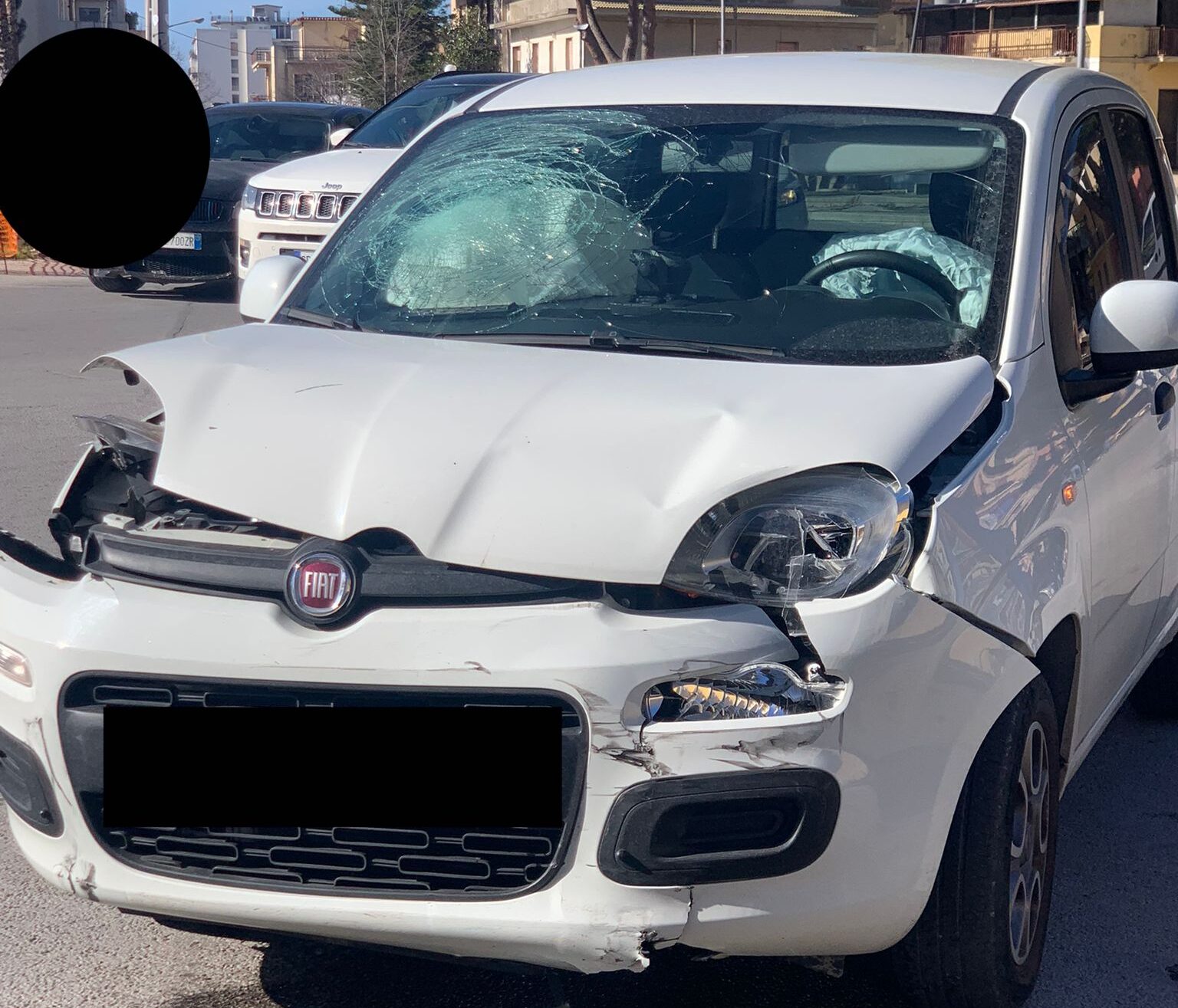 Grave incidente tra via Milano e via Guido Rossi, ferita una donna: auto ribaltata