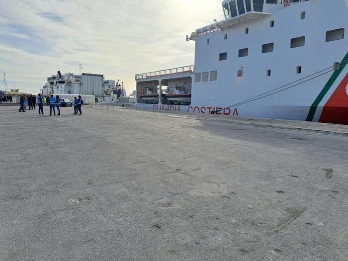 Nave Diciotti a Pozzallo, a bordo 305 migranti: tra di loro anche minori non accompagnati