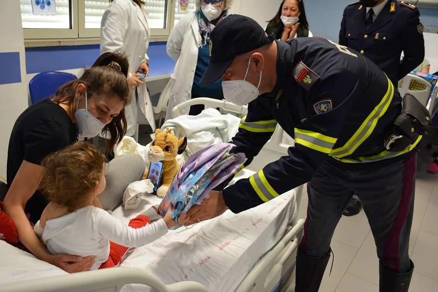 Polizia di Stato consegna uova di Pasqua ai piccoli pazienti della Pediatria