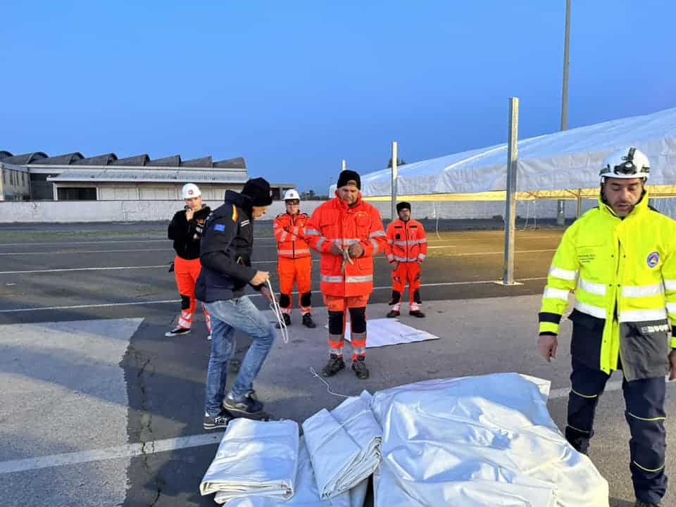 Migranti, verso lo Stato di emergenza. A Catania allestiti tendoni, sbarcati i primi 108 stranieri