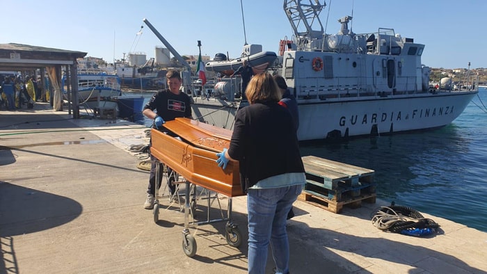 Trovati i cadaveri di due donne al largo di Lampedusa: sono vittime del naufragio del 24 aprile
