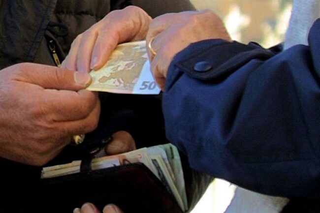 Padre e figlio strozzini danno fuoco all’auto della moglie di un debitore: arrestati per usura aggravata