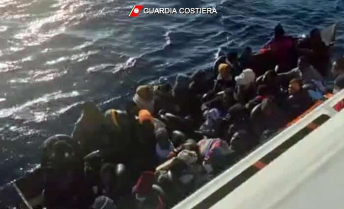 Migranti a bordo di imbarcazioni in difficoltà, due interventi delle ong: 79 migranti salvati