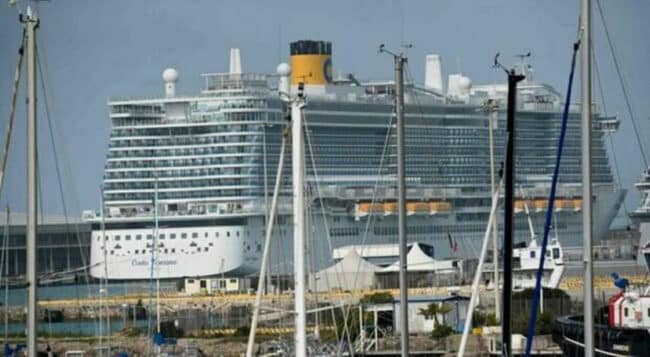 Si spoglia, lascia documenti e telefono e si lancia in mare dalla nave da crociera: morto 18enne