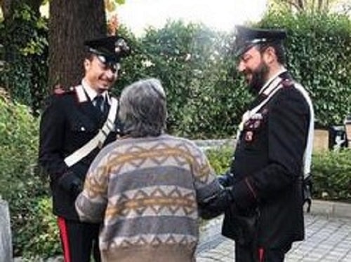 Anziana vaga per il centro storico in stato confusionale: soccorsa dai carabinieri