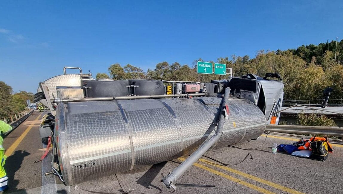 Autostrada Catania-Palermo ancora bloccata: autocisterna perde carburante dopo un incidente