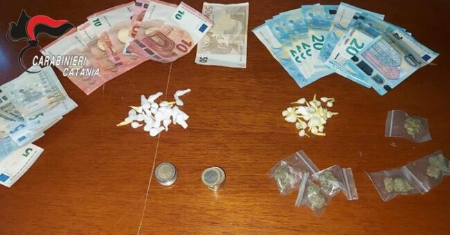 Catania, giovani pusher non si fidano della vedetta e vengono arrestati con la droga