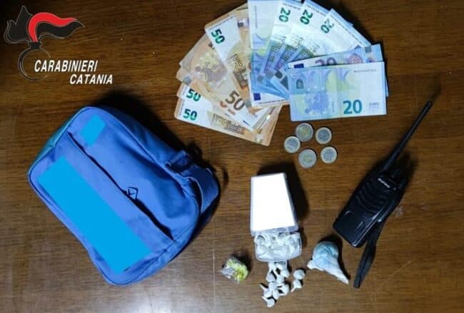 Catania, arrestato 18enne con il “kit” dello spacciatore: trovato anche un foglietto con le cifre