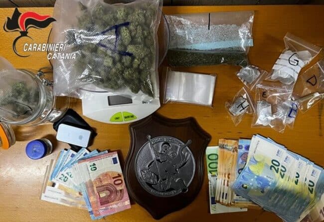 Pubblicizzava la droga su WhatsApp e Telegram e poi la vendeva vicino una scuola: arrestato 17enne catanese