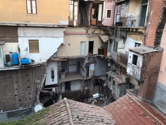 Crollo palazzina in via Plebiscito, archiviata l’inchiesta su Cmc: “L’impresa non ha colpa”