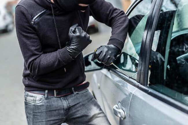 Ruba i fari di un’auto e tenta la fuga, bloccato giovane ladro