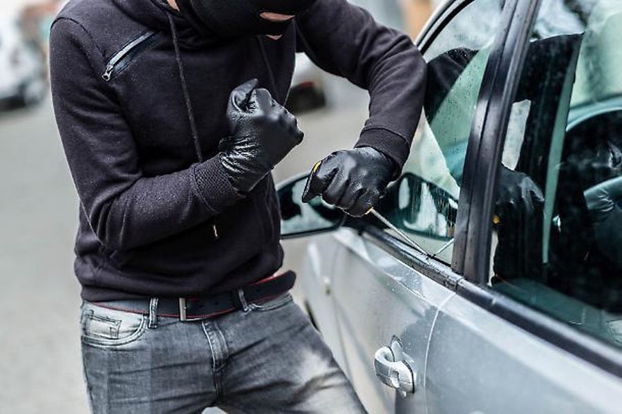 Tentano di rubare un’auto in via Antonello da Messina, due ladri inseguiti: uno arrestato