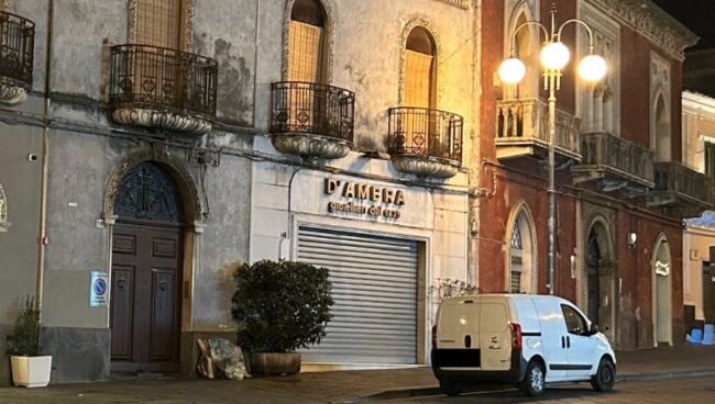 Tentata rapina in una gioielleria di Giarre, ferito il titolare: si cercano i due malviventi