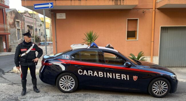 Catanesi in trasferta a Pozzallo, rapinano appartamento e tentano la fuga: beccati dall’alert del proprietario