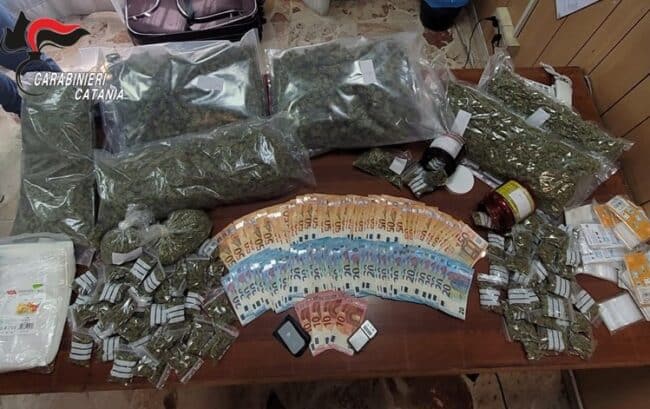 Sei chili di droga in casa, fidanzati arrestati a Pedara