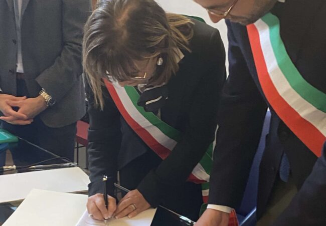 Al via il gemellaggio tra Alcamo e Modica, firmato il patto di amicizia