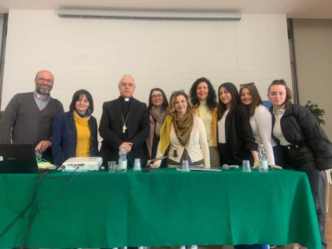 L’Arcivescovo Mon. Luigi Renna dialoga con gli studenti del Gemmellaro di Catania