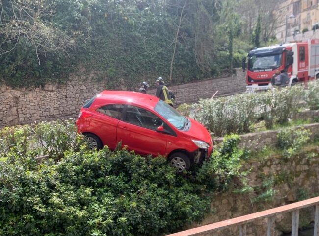 Auto in bilico a Ragusa Ibla, giovane rischia di precipitare di sotto