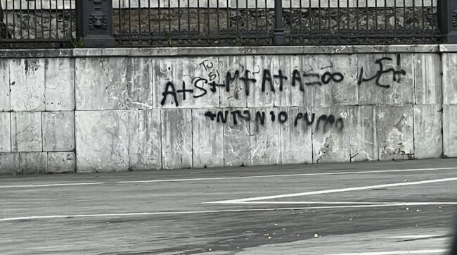 Scritte sul muro esterno della Chiesa Madre di Giarre, Barbagallo segnala l’atto di inciviltà alla Soprintendenza per i Beni Culturali e Ambientali di Catania