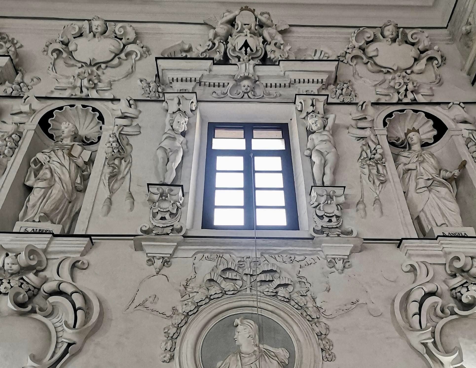 Infiltrazioni d’acqua all’oratorio del Carminello: a rischio decorazioni e sculture
