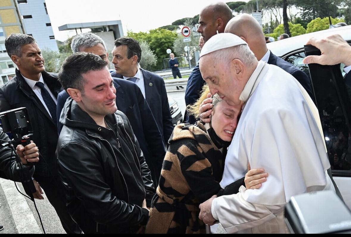 La disperazione di due genitori e l’abbraccio di Papa Francesco: la foto che sta facendo commuovere il web