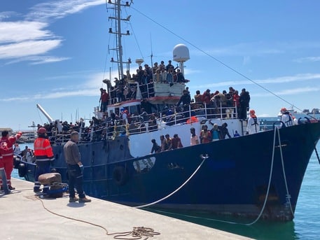 “Bella Italia”, fischi e applausi dei 600 migranti arrivati a Catania