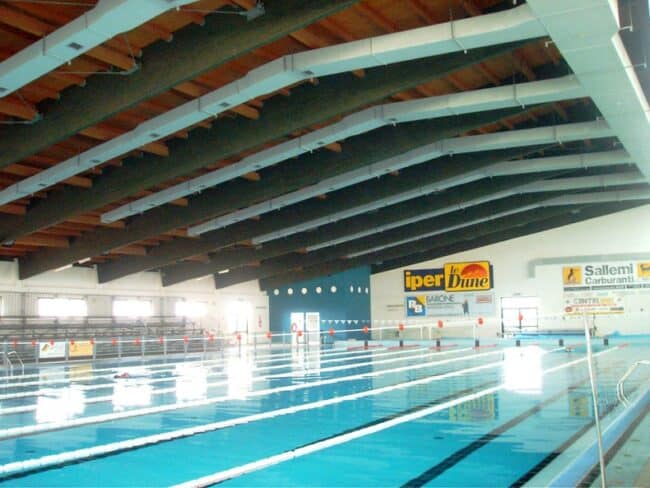 Dramma a Comiso, ragazzo rischia di annegare in piscina: salvato da un poliziotto