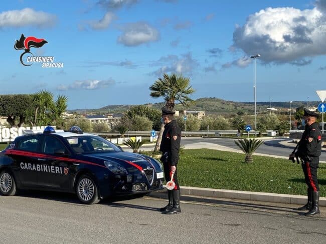 Un arresto e una denuncia nel Siracusano: donna nasconde la droga in cucina