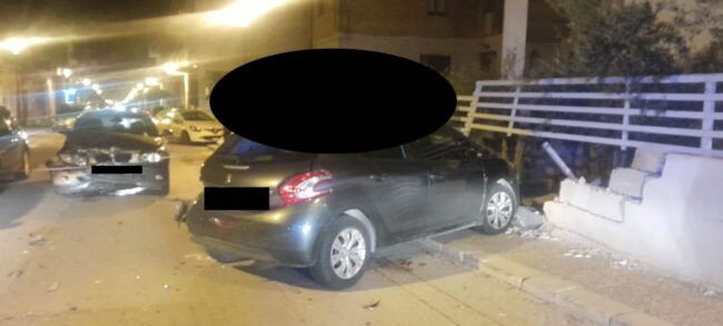 Incidente in via Napoli, scontro tra due auto provoca due feriti