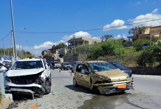 Grave scontro frontale tra due auto: 5 feriti, tra loro anche 2 bambini