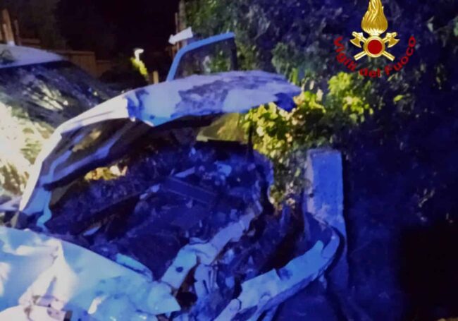 Incidente a Viagrande, si schianta contro un muro e lo sfonda: auto rimane in bilico in attesa dei soccorsi