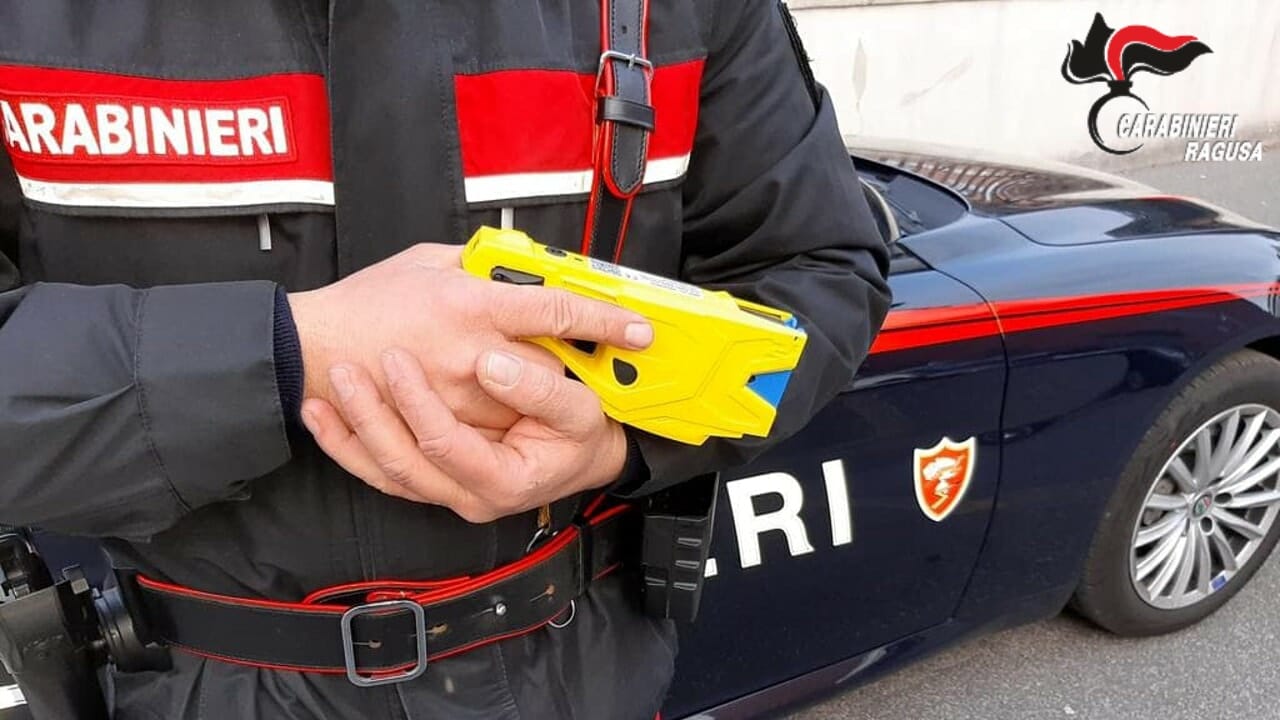 Ubriaco “incontenibile”, si arma di coltello e minaccia familiari: fermato dai carabinieri con il taser