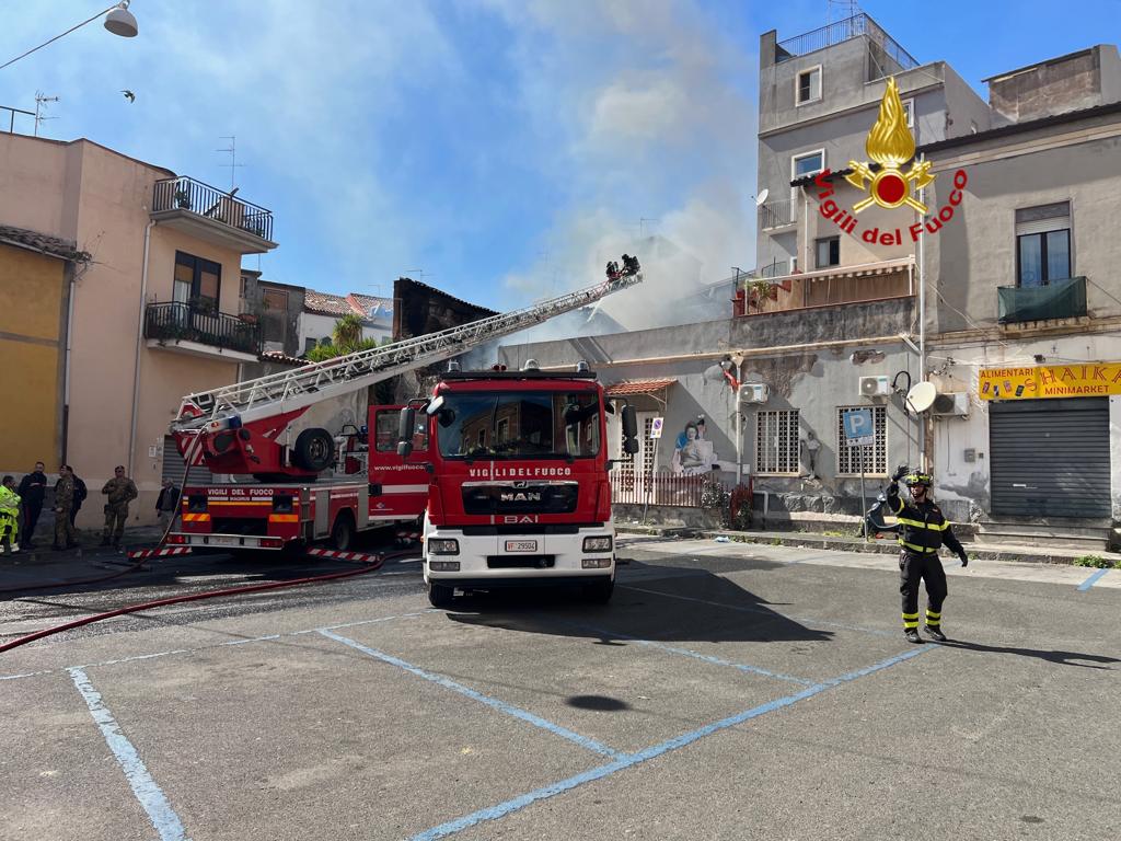 Catania, incendio in un’abitazione: disperso il cane del proprietario – FOTO e VIDEO dell’intervento dei pompieri