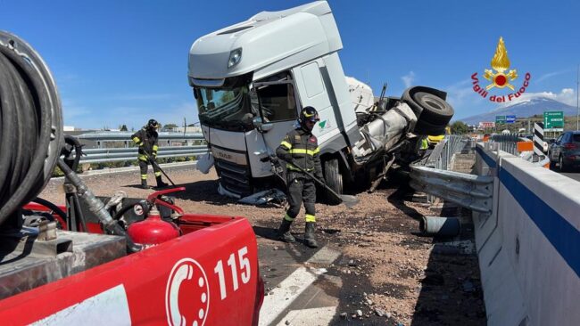 Incidente Tangenziale Catania, le FOTO e il VIDEO dell’intervento dei vigili del fuoco