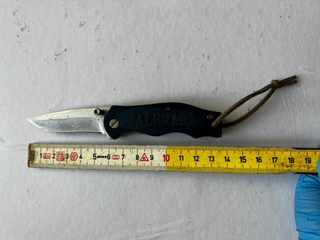 Palermo, accoltellato poliziotto libero dal servizio: passante lo aiuta e viene colpito anche lui