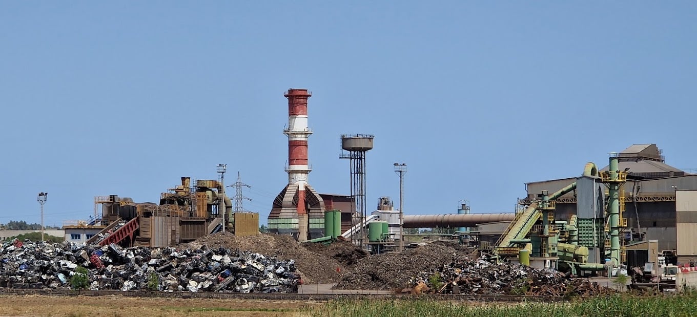 Catania, incendio all’interno delle Acciaierie di Sicilia: silos in fiamme