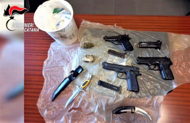 Armi e droga in casa: arrestato 25enne nel Catanese – VIDEO