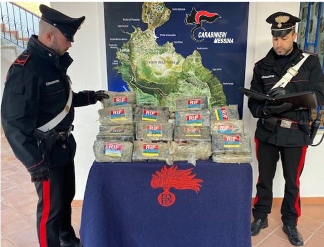 Trovato in una scogliera un borsone con 42 chili di cocaina dentro