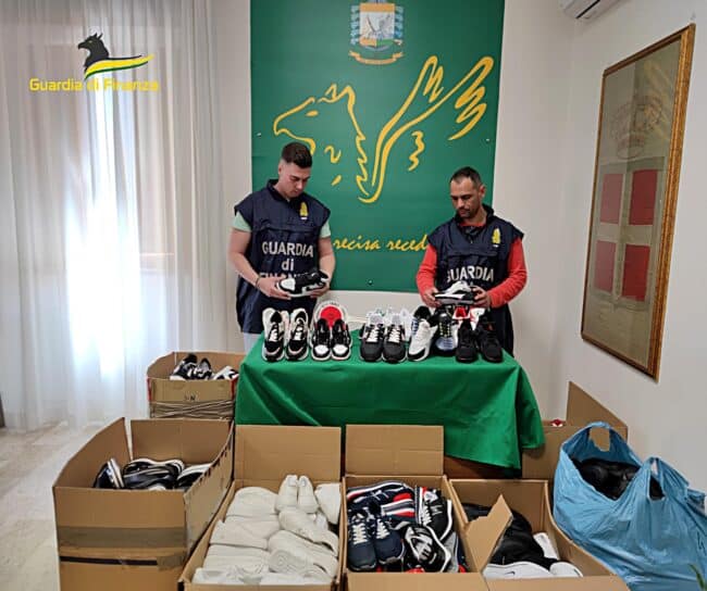 Sequestrate 300 scarpe contraffatte al mercato settimanale di Caltagirone, denunciato extracomunitario – VIDEO