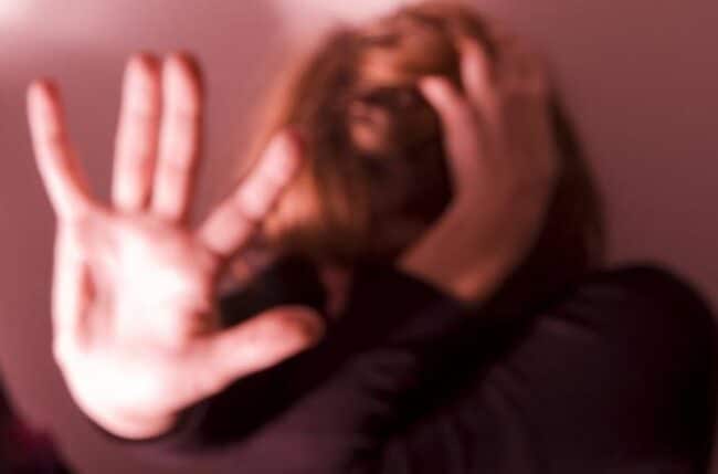 Lancia liquido corrosivo sulla cugina dell’ex moglie: credeva fosse responsabile della fine del suo matrimonio