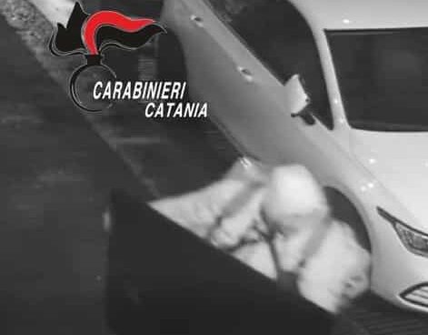 Catania, si finge fattorino delle pizze per rubare in casa: arrestato, bottino da 6mila euro – VIDEO