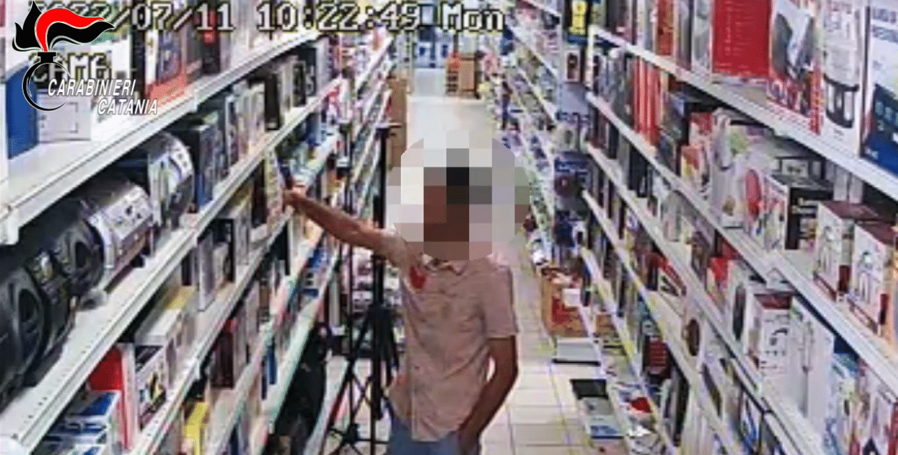 Furto in un negozio nel Catanese, ladro beccato dalle telecamere – VIDEO