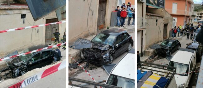Tira dritto invece che svoltare, Peugeot con famiglia a bordo vola per cinque metri – VIDEO e FOTO dello “spettacolare” incidente di Comiso