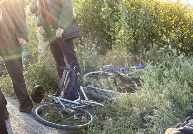 Ciclisti travolti da un’auto in corsa mentre vanno a lavoro: 3 feriti, uno grave