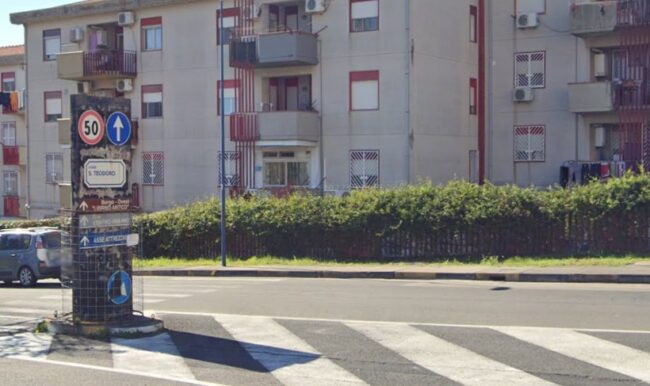 Catania, un uomo armato si barrica in casa a Librino e spara colpi dalla finestra