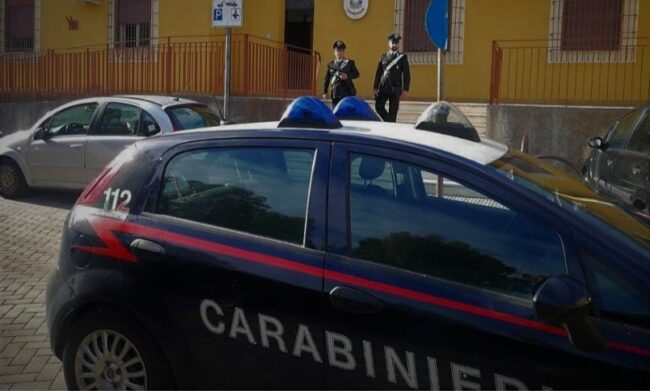 Sorpresi mentre tentano di rubare in un negozio di ferramenta, due arresti